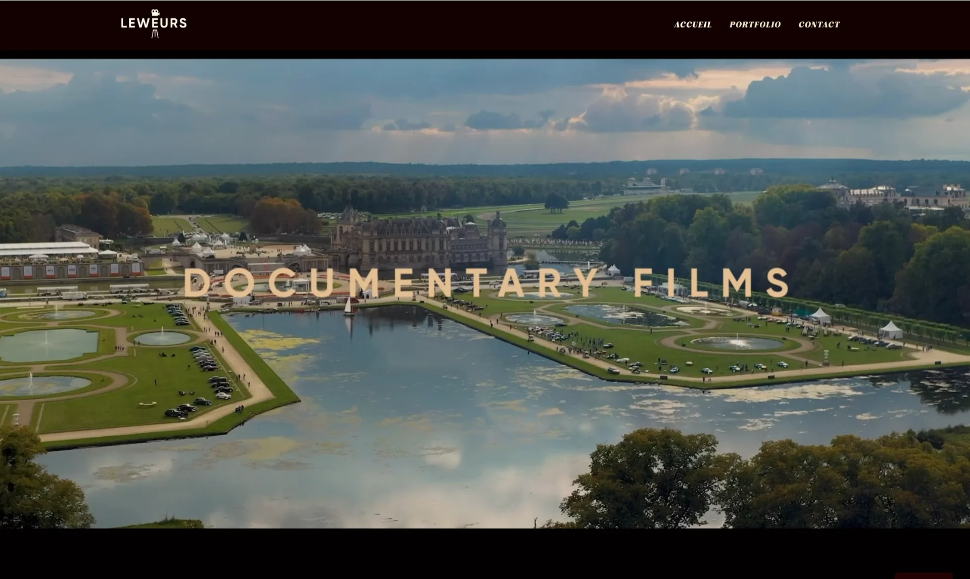 Interface immersive et webdesign minimaliste pour le réalisateur Philippe Leweurs. Architecture digitale et portfolio vidéo conçus par V&A DESIGN