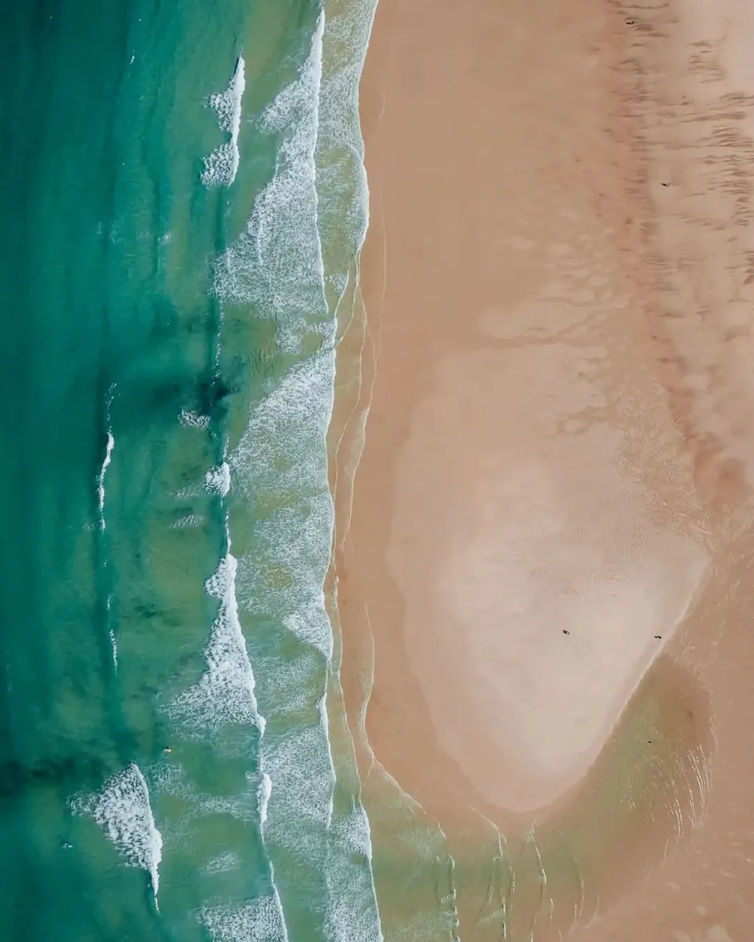 Vue aérienne du littoral de Seignosse : les vagues et le sable